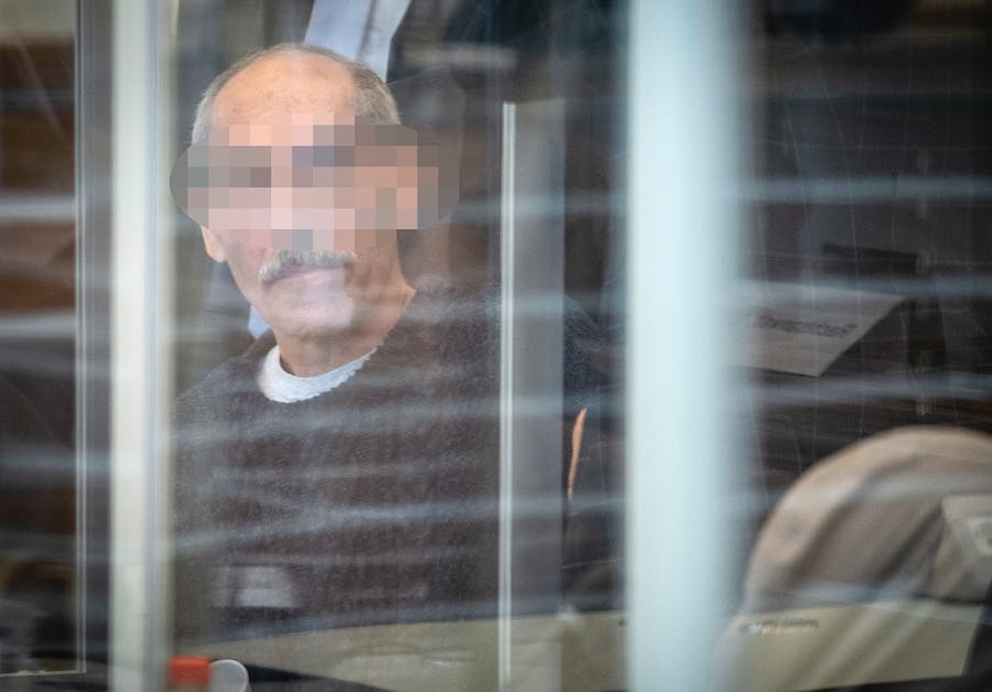 de Syrische verdachte Anwar R., een voormalig hoge functionaris van de Syrische geheime dienst, komt aan bij de rechtbank voor het proces tegen hem in het Duitse Koblenz op 23 april 2020. Hij staat terecht voor de marteling van vierduizend gedetineerden, die bij 58 gevangenen tot de dood leidde, en seksueel geweld. Hij zou de misdadenn gepleegd hebben toen hij in 2011 en 2012 aan het hoofd stond van het Al-Khatib-detentiecentrum in Damascus. Dit is de eerste zaak wereldwijd tegen de folterpraktijken van het Syrische regime.