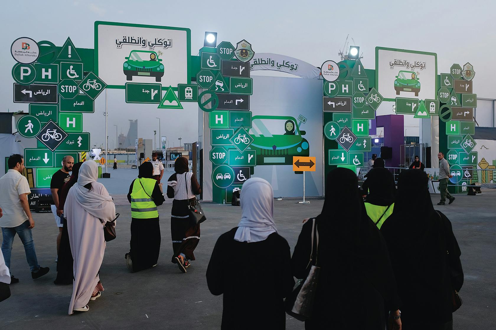 Saudische vrouwen bij een educatief openluchtevenement over autorijden in Jeddah, Saudi-Arabië, in juni 2018.