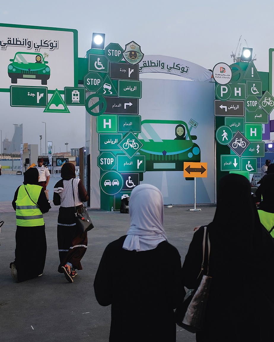 Saudische vrouwen bij een educatief openluchtevenement over autorijden in Jeddah, Saudi-Arabië, in juni 2018.