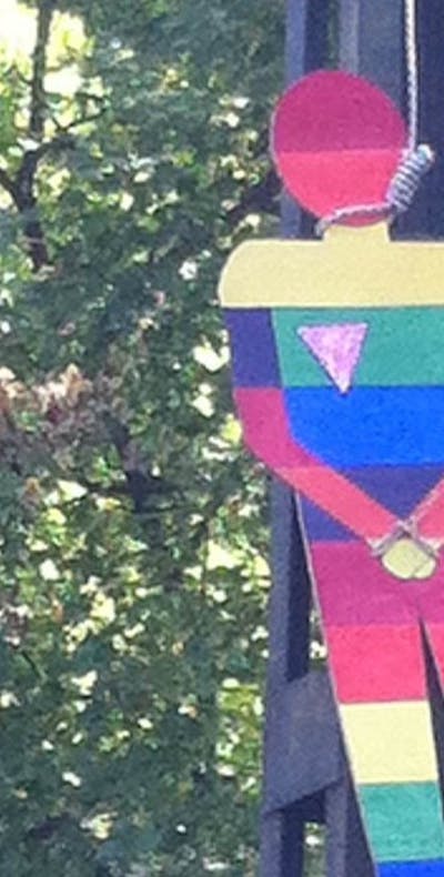 Protest tegen de Gay Pride in 2015 door middel van een pop in de regenboogkleuren van de internationale lhbti-beweging, opgehangen aan een galgentouw. De pop was voorzien van een roze driehoek. Homoseksuele gevangenen in de Duitse concentratiekampen in de Tweede Wereldoorlog moesten een roze driehoek dragen.