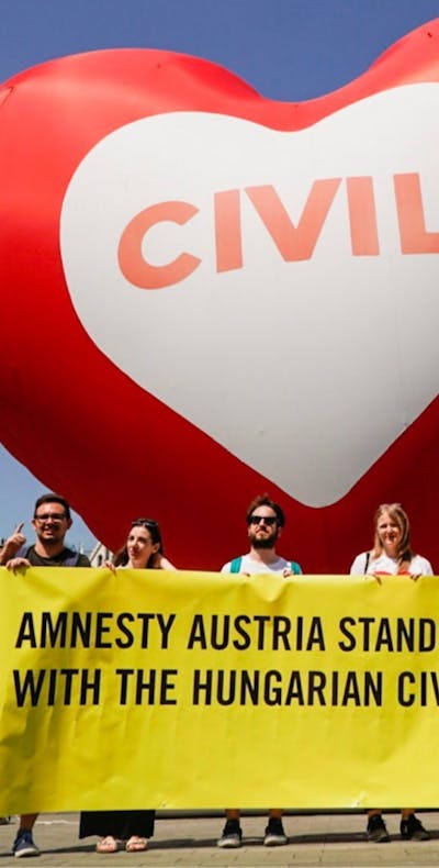 In juni 2018 demonstreerde Amnesty International voor het Hongaarse parlement in Boedapest.