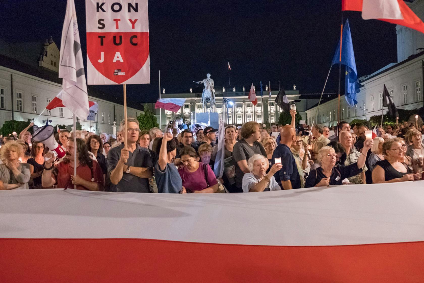 Demonstratie in Warschau, Polen, tegen wetten waardoor de onafhankelijkheid van de rechters wordt aangetast, 6 juli 2018
