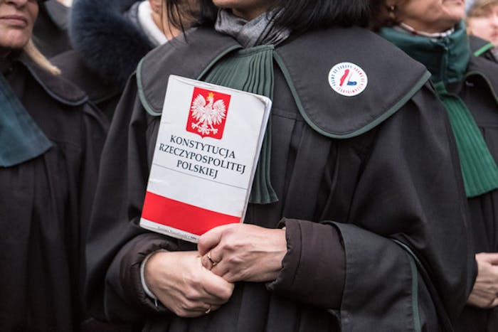 Deelnemer aan een demonstratie tegen de aantasting van de rechterlijke macht in Polen