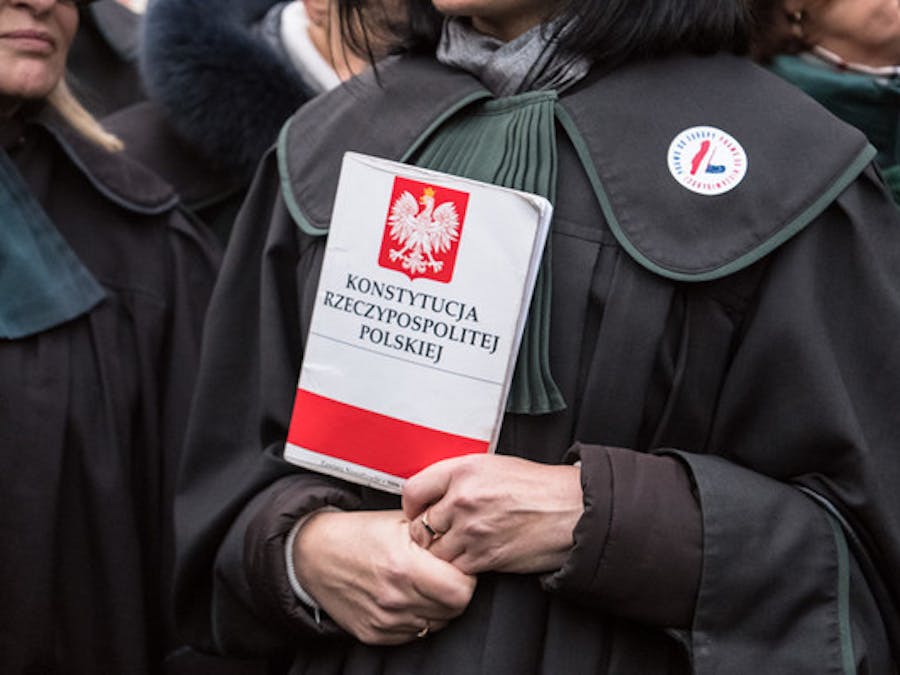 Deelnemer aan een demonstratie tegen de aantasting van de rechterlijke macht in Polen