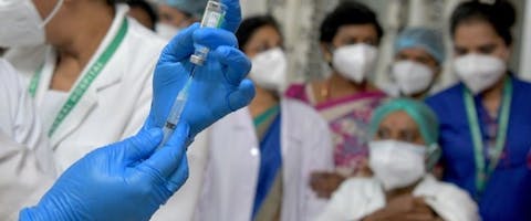 Een verpleegkundige bereidt een corona-vaccin voor in een ziekenhuis in Bangalore, India, januari 2021.