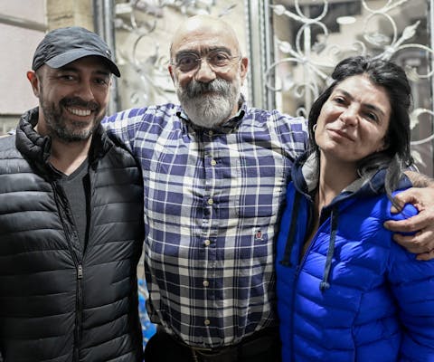 In Turkije is schrijver Ahmet Altan vervroegd vrijgelaten.