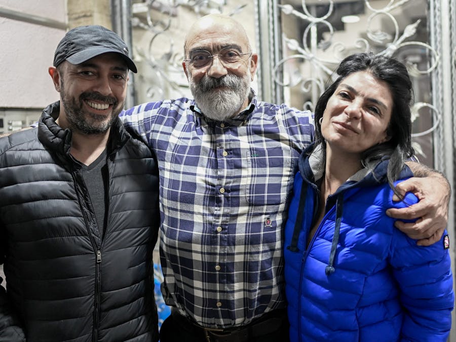 In Turkije is schrijver Ahmet Altan vervroegd vrijgelaten.