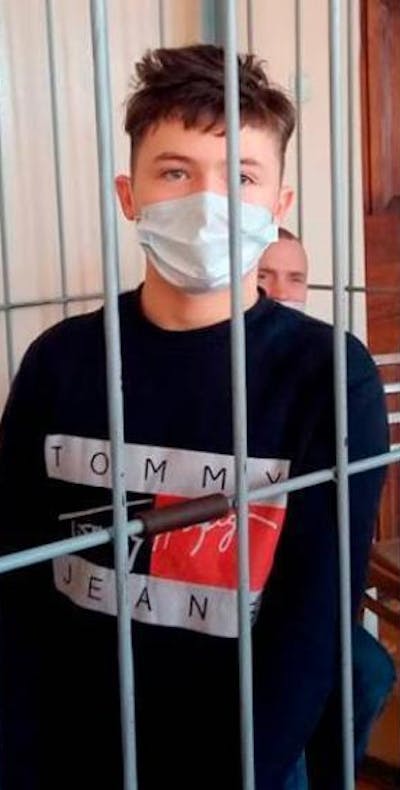 De 17-jarige Mikita Zalatarou uit Belarus werd veroordeeld tot 5 jaar in een tuchtkolonie in een proces dat was ontsierd werd door tal van onregelmatigheden.