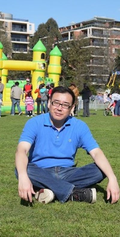In China staat de Australisch-Chinese schrijver Yang Hengjun terecht op beschuldiging van spionage.