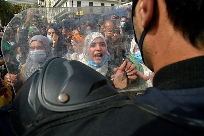 In Algerije neemt een vrouw deel aan een protest tegen de regering