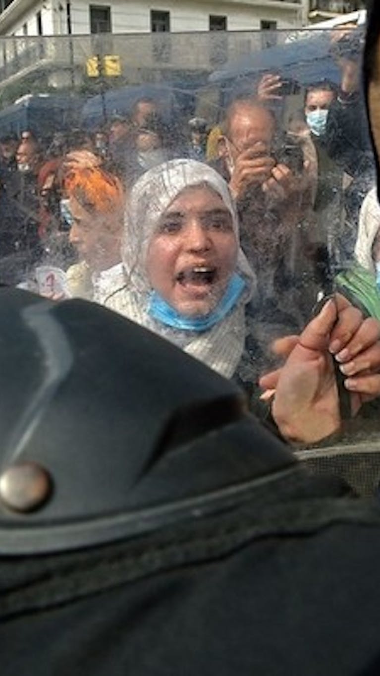 In Algerije neemt een vrouw deel aan een protest tegen de regering