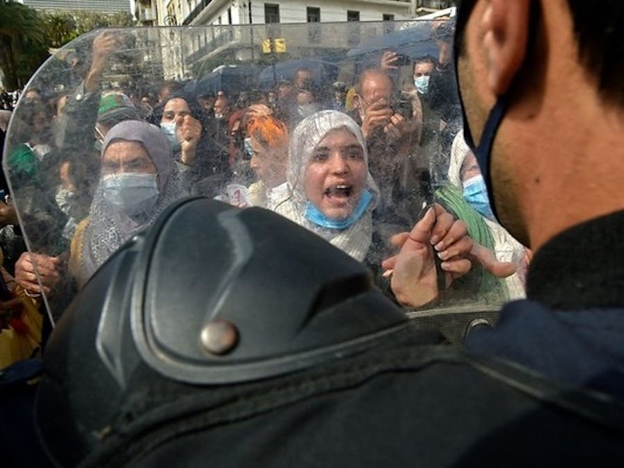 In Algerije neemt een vrouw deel aan een protest tegen de regering