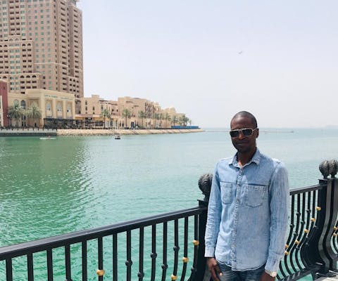 In Qatar wordt de Keniaanse arbeidsrechtenactivist Malcolm Bidali in eenzame opsluiting vastgehouden