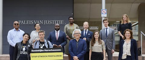 Coalitie voor de rechtbank in Den Haag in zaak van etnisch profileren door de Koninklijke Marechaussee