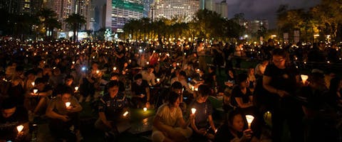 Duizenden Hongkongers herdenken met kaarsjes jaarlijks in het Vicoriapark de slachtoffers van het bloedige neerslag van de protesten op het Tiananmenplein in de Chinese hoofdstad Beijing in 1989