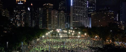 Ondanks het verbod in 2020 om een wake te houden ter herdenking van de gebeurtenissen op het Tiananmenplein, trokken duizenden Hongkongers met kaarsjes de stad in