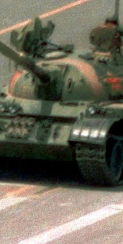 Iconische foto van de tankman die tijdens het neerslaag van de protesten op het Tiananmenplein in de Chinese hoofdstad Beijing een tank tegenhield