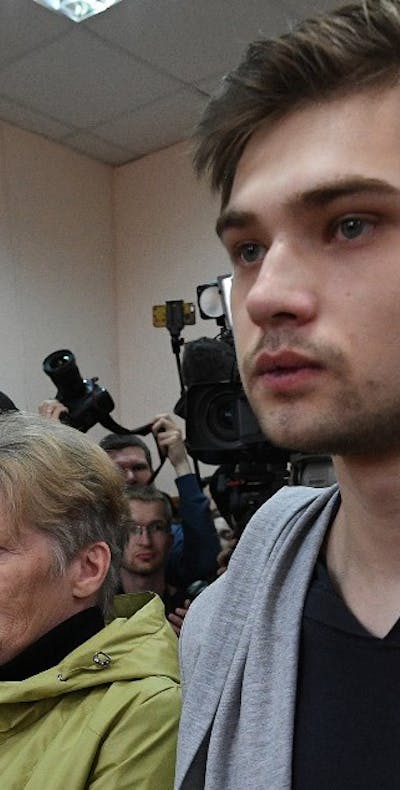 Ruslan Sokolovsky en zijn moeder in de rechtbank