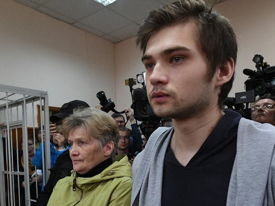 Ruslan Sokolovsky en zijn moeder in de rechtbank
