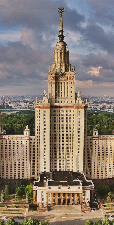 De Staatsuniversiteit van Moskou of Lomonoso Universiteit is de grootste universiteit van Rusland.