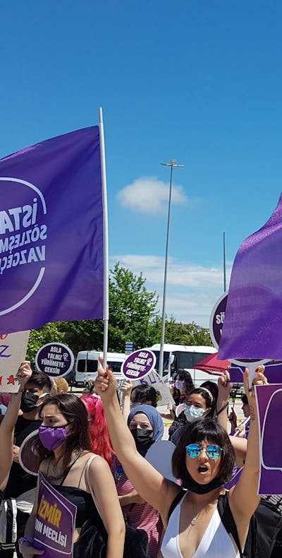 Turkse vrouwen protesteren tegen Turkije's terugtrekking uit het Verdrag van Istanbul