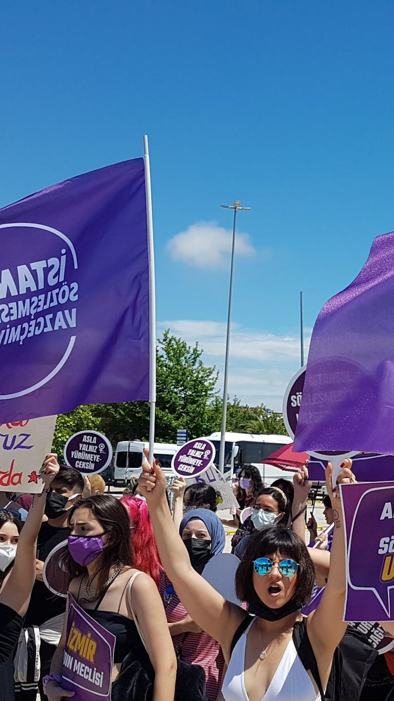 Turkse vrouwen protesteren tegen Turkije's terugtrekking uit het Verdrag van Istanbul