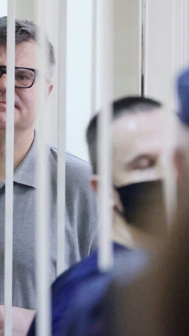 In Belarus is voormalig presidentskandidaat Viktar Babaryka tot 14 jaar gevangenisstraf veroordeeld vanwege het ‘ontvangen van steekpenningen’