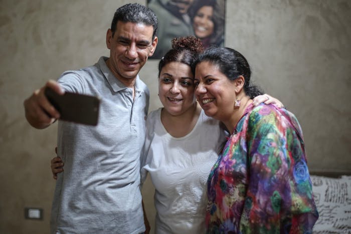 In Egypte is op 18 juli 2021 activist Esraa Abdel Fattah (midden) vrijgelaten. Ze speelde een prominente rol tijdens de Arabische Lente in 2011