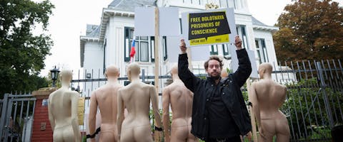 Spreek je uit voor vrijheid’ en ‘Spreek je uit voor Rusland’: met deze slogans vraagt Amnesty International in de week van 6 tot 12 oktober 2014 aandacht voor de toenemende repressie in Rusland. Twee medewerkers van Amnesty International zijn vanochtend door de politie aangehouden tijdens een protest bij de Russische ambassade in Den Haag. De eerste actievoerder Maarten Beckers werd aangehouden toen hij met zes paspoppen bij een eenmansprotest voor de ambassade stond. Hij vroeg zo aandacht voor voorwaarden die in Rusland gelden voor dergelijke protesten en die volgens Amnesty een ernstige beperking vormen van de vrijheid van meningsuiting.
