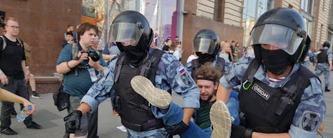Arrestatie in Moskou door de oproerpolitie