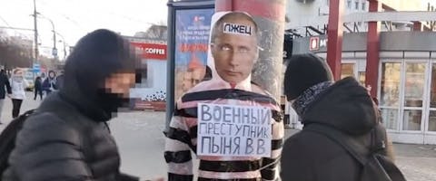 Een afbeelding van de Russische president Poeten. Op zijn hoofd staat het woord 'leuegnaar'. De twee demonstranten werden hiervoor tot resp. 2 en 1 jaar strafkamp veroordeeld