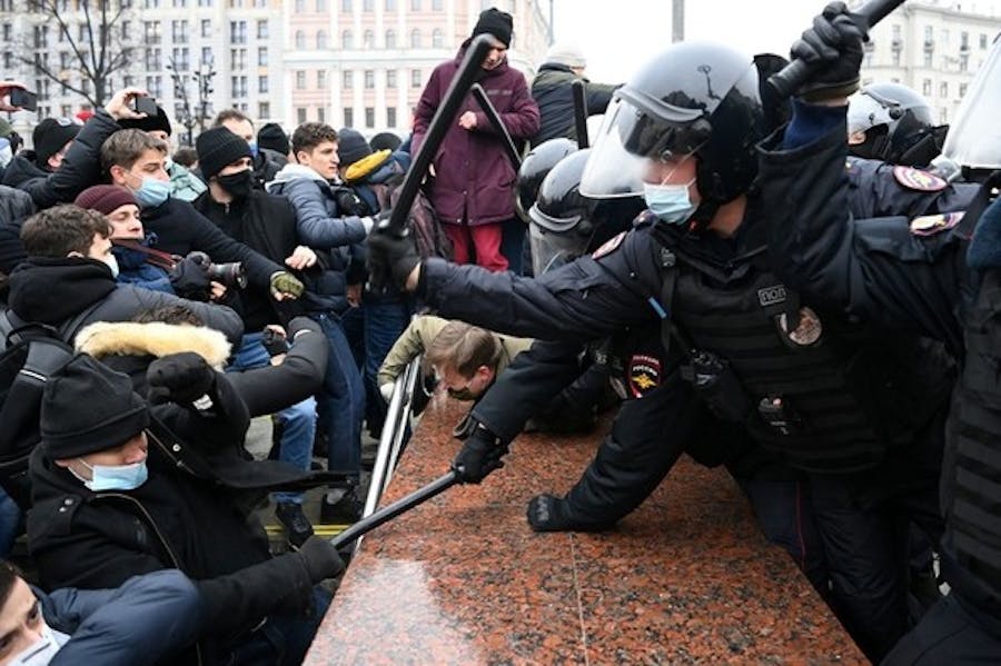 Russische overheid pakt oppositie aan in aanloop naar nieuwe protesten. Hier raken demonstranten slaags met de politie op zaterdag 23 januari 2021
