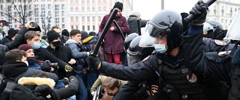 Russische overheid pakt oppositie aan in aanloop naar nieuwe protesten. Hier raken demonstranten slaags met de politie op zaterdag 23 januari 2021