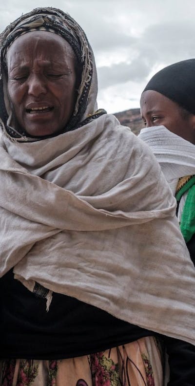 Vrouwen treuren om de dood van een dierbare als gevolg van het geweld in de Ethiopische regio Tigray. Daar wordt seksueel geweld ingezet als oorlogswapen