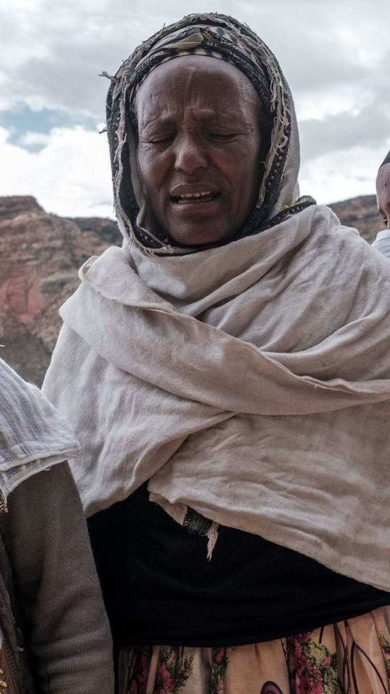 Vrouwen treuren om de dood van een dierbare als gevolg van het geweld in de Ethiopische regio Tigray. Daar wordt seksueel geweld ingezet als oorlogswapen