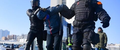 De oproerpolitie arresteert in de Russische stad Vladivostok een man tijdens een protest tegen de arrestatie van oppositieleider Navalny