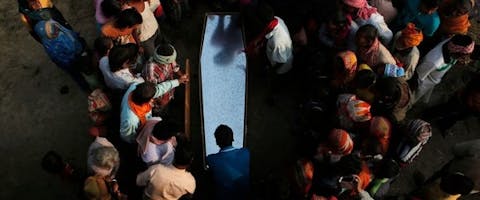 Familie en dorpsbewoners treuren bij de kist van Balkisun Mandal Khatwe uit Nepal die in Qatar werkte en daar overleed