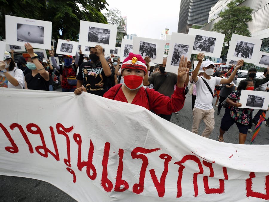 In Bangkok protesteerden op dinsdag 17 augustus mensen tegen het politiegeweld tegen demonstranten op maandag. Zij dragen foto's van het geweld mee en vragen om het aftreden van de Thaise premier.