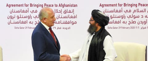 De Amerikaanse president Trump en de Taliban ondertekenen in 2020 een akkoord over het terugtrekken van de Amerikaanse troepen uit Afghanistan.