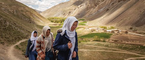 Afghaanse scholieren lopen vanaf school door de bergen naar huis (mei 2019).
