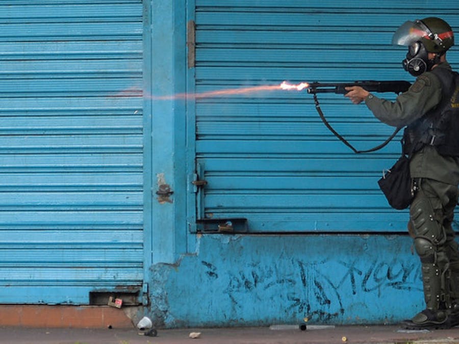 Venezuela, agent schiet op demonstranten