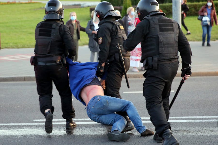 Oproerpolitie in Belarus met wapenstokken