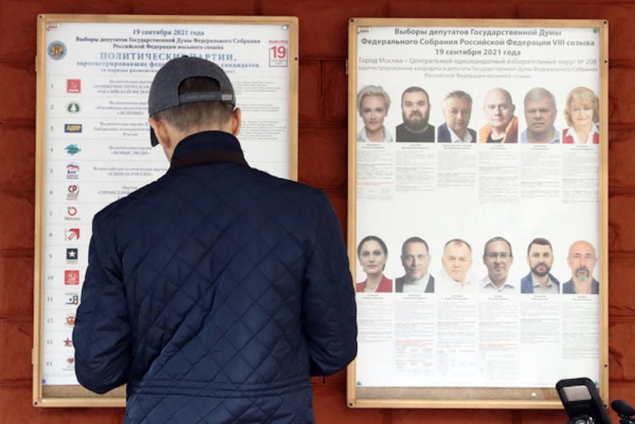 Een man bij een stemlokaal voor de parlementsverkiezingen in Rusland op 17 september 2021