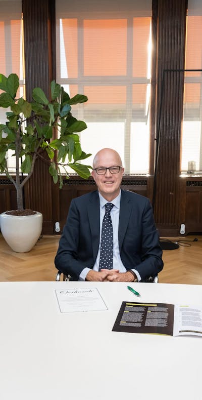 Bestuursvoorzitter van de Hogeschool Rotterdam, Ron Bormans, zet zijn handtekening onder het manifest waarmee hoger-onderwijsinstellingen beloven zich in te zetten voor het bestrijden van seksueel geweld onder studenten