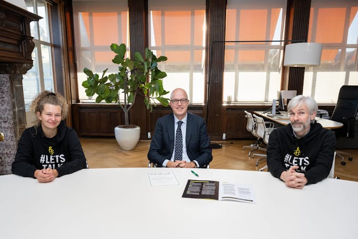 Bestuursvoorzitter van de Hogeschool Rotterdam, Ron Bormans, zet zijn handtekening onder het manifest waarmee hoger-onderwijsinstellingen beloven zich in te zetten voor het bestrijden van seksueel geweld onder studenten
