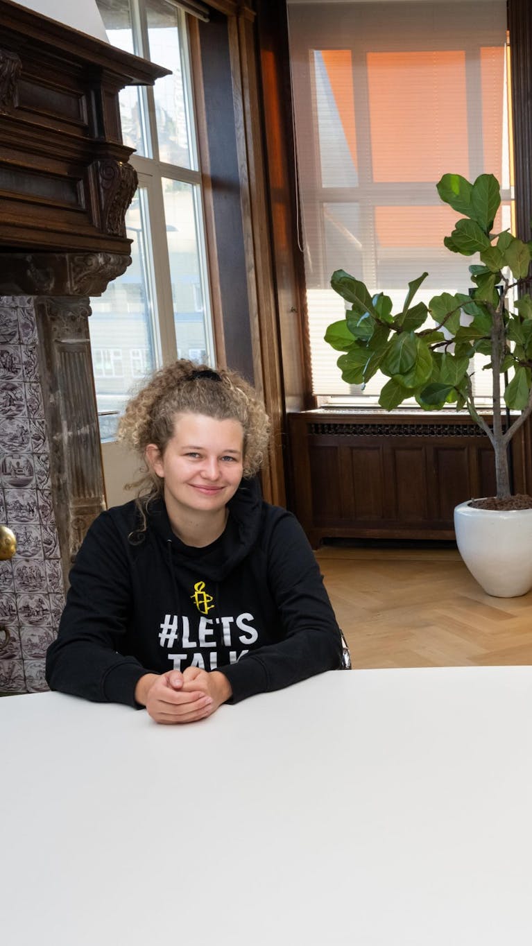 Bestuursvoorzitter van de Hogeschool Rotterdam, Ron Bormans, zet zijn handtekening onder het manifest waarmee hoger-onderwijsinstellingen beloven zich in te zetten voor het bestrijden van seksueel geweld onder studenten