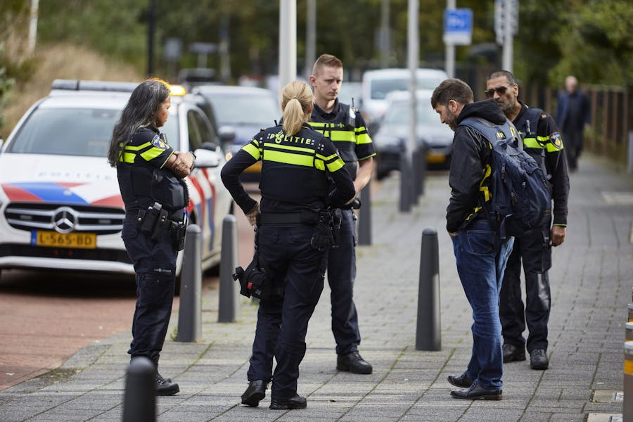 Amnesty heeft de afgelopen jaren meermaals haar zorgen geuit over de manier waarop de politie in Den Haag zonder motivering legitimatiebewijzen vordert tijdens vreedzame protesten.