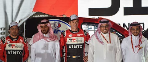 Twee deelnemers aan de Dakar-rally die in 2020 in Saudi-Arabië plaatsvond