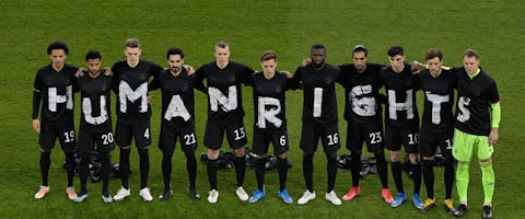 De Duitse voetbalploeg vraagt voorafgaand aan het WK-kwalificatietoernooi ten IJsland aandacht voor het respecteren van de mensenrechten