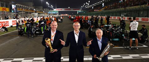 Gianni Infantino van wereldvoetbalbond FIFA, Formule 1-baas Stefano Domencalli en de president van de race-organisatie FIA bij de Grand Prix in Qatar in 2021